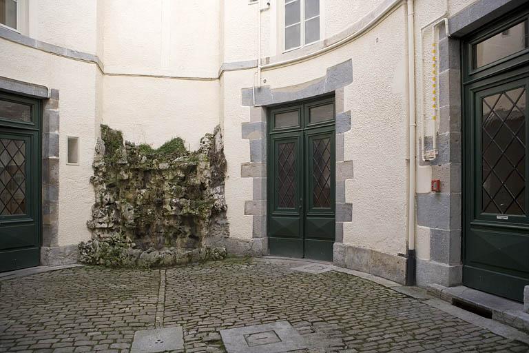 Vue du fond de la cour avec le bassin, depuis l'entrée.