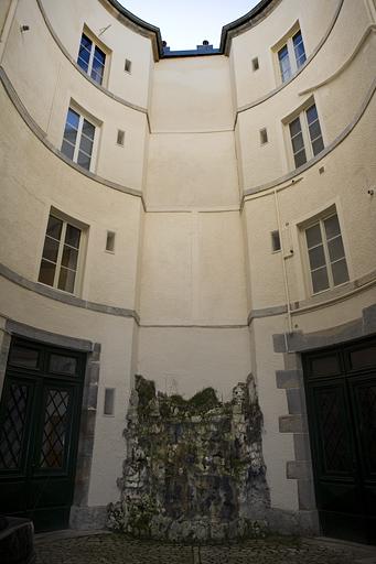 Vue des bâtiments situés au fond de la cour, depuis l'entrée.