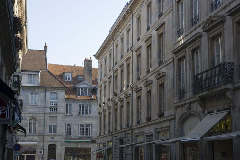 Détail de la façade principale, de trois quart droit.