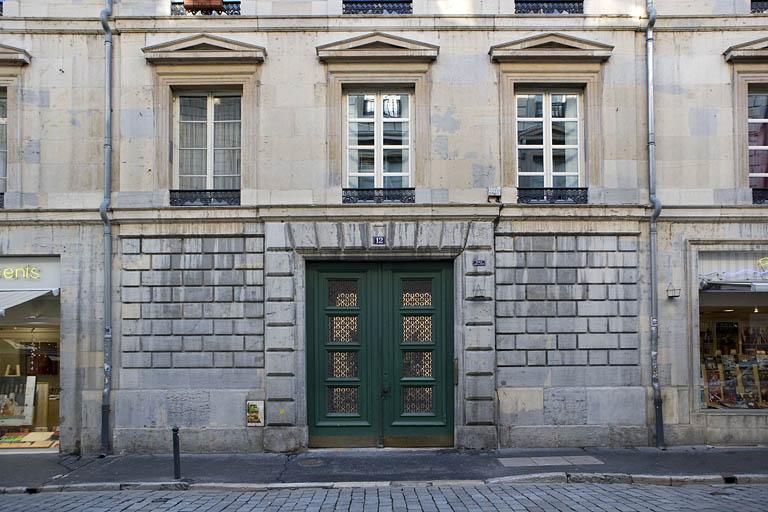 Détail du portail d'entrée, de face.