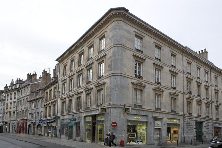 Vue d'ensemble de l'immeuble au carrefour des rues Moncey et des Granges.