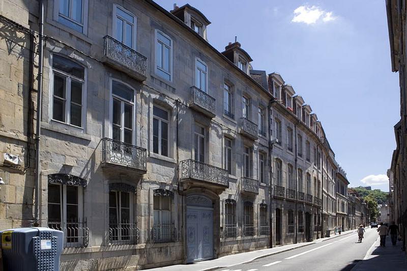 Vue d'ensemble depuis la rue, de trois quarts gauche.
