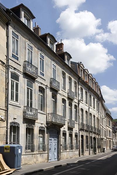 Vue d'ensemble dans l'alignement de la rue, de trois quarts gauche.