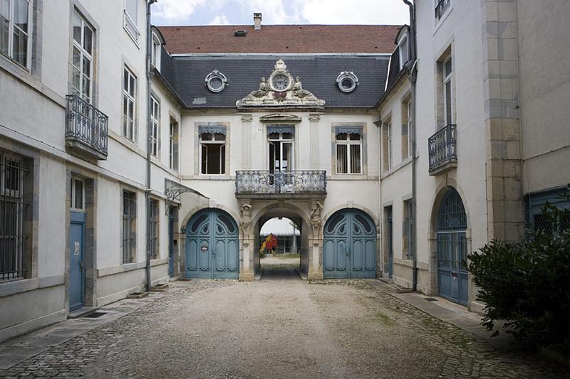 Vue d'ensemble de la cour depuis l'entrée.