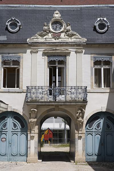 Détail de la partie centrale du logis au fond de la première cour.