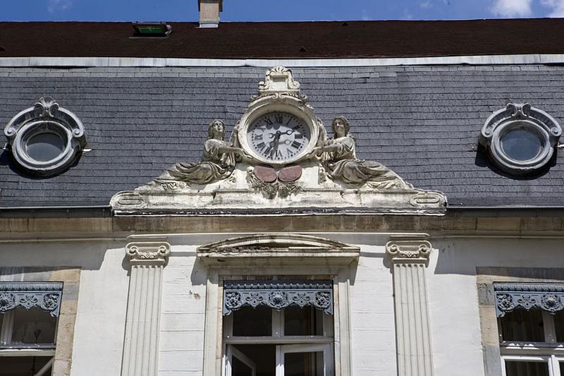 Détail de l'horloge couronnant la partie centrale du logis au fond de la première cour.