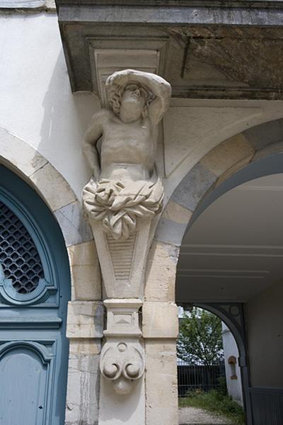 Détail de l'atlante gauche supportant le balcon du logis en fond de cour.