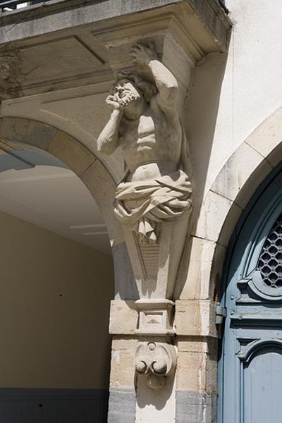 Détail de l'atlante droit supportant le balcon du logis en fond de cour, de trois quarts.