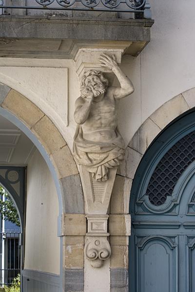 Détail de l'atlante droit supportant le balcon du logis en fond de cour, de face.
