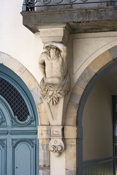 Détail de l'atlante gauche supportant le balcon du logis en fond de cour, de face.