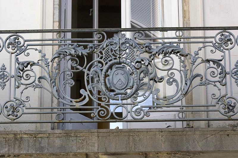 Détail des armoiries des Courlet de Boulot sur le balcon du logis en fond de cour.