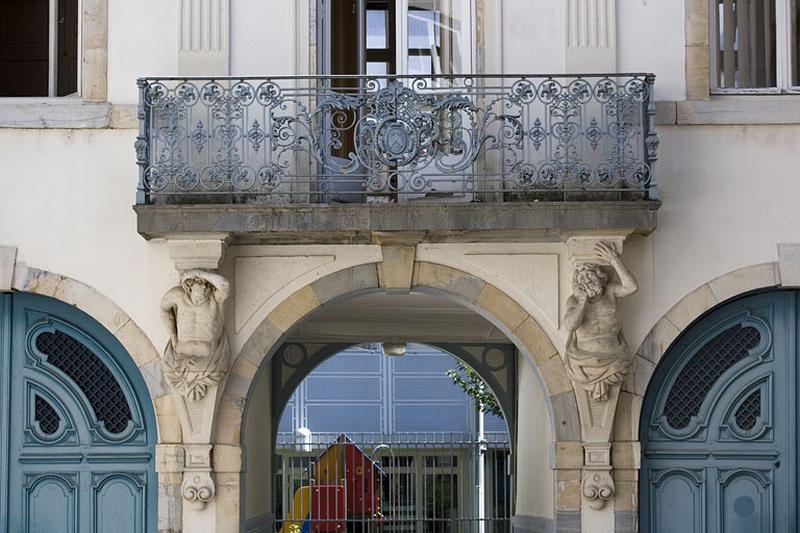 Détail du balcon : logis en fond de cour.