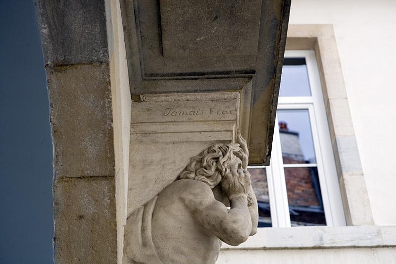 Détail de la tête de l'atlante droit, de profil.