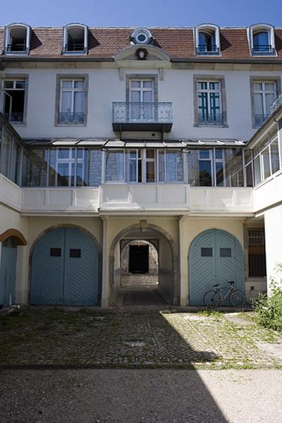 Vue de la partie centrale de la façade postérieure du logis secondaire, de face.