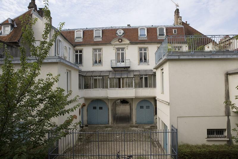 Logis secondaire : vue d'ensemble des bâtiments autour de la deuxième cour.
