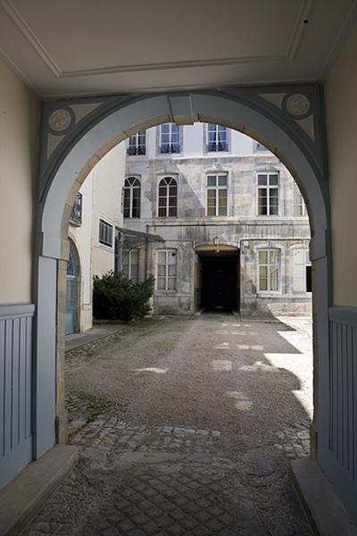 Vue de la première cour depuis le passage cocher du logis secondaire.