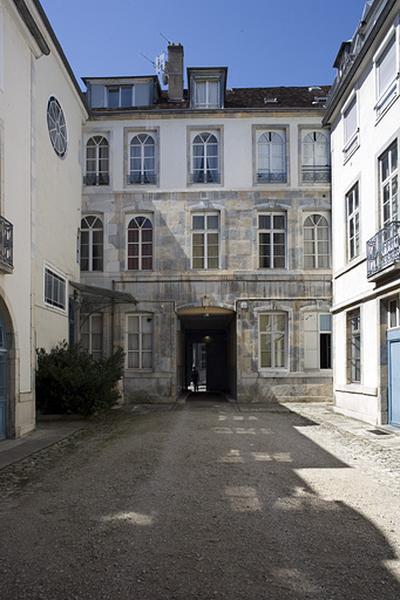 Vue d'ensemble des bâtiments autour de la première cour.