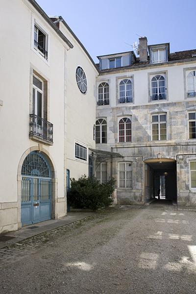 Vue de la façade postérieure du logis principal et de l'aile à droite de la cour.