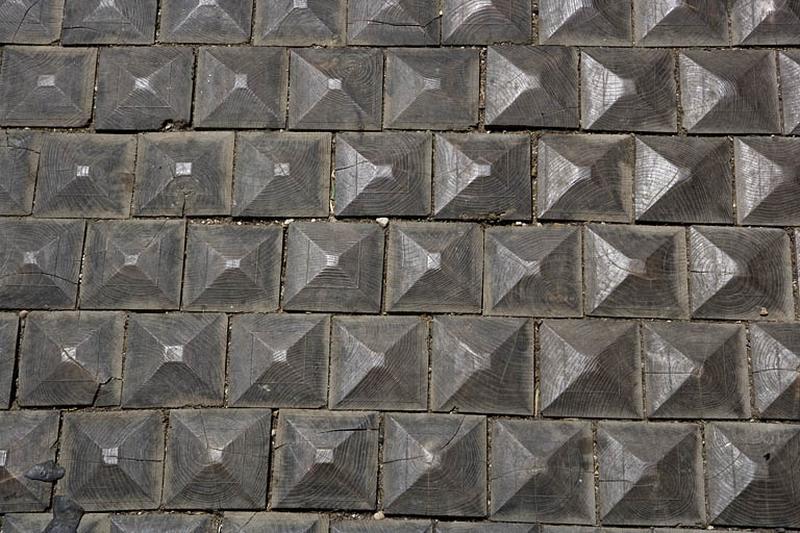 Logis principal : détail des pavés en bois du passage cocher.