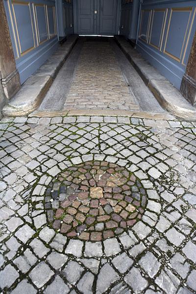 Première cour : détail d'un décor du pavage.