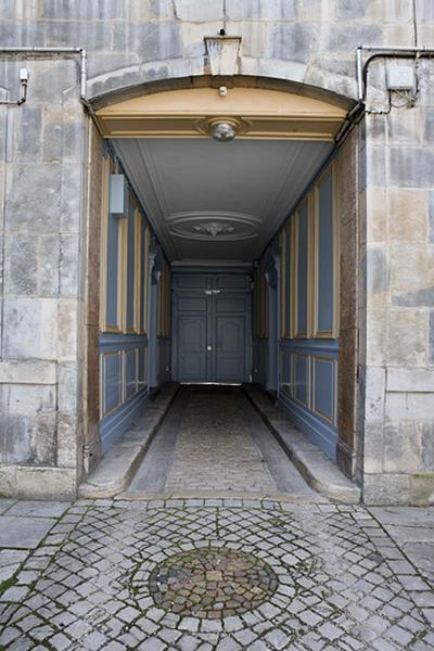 Logis principal : vue d'ensemble du passage cocher depuis la cour.