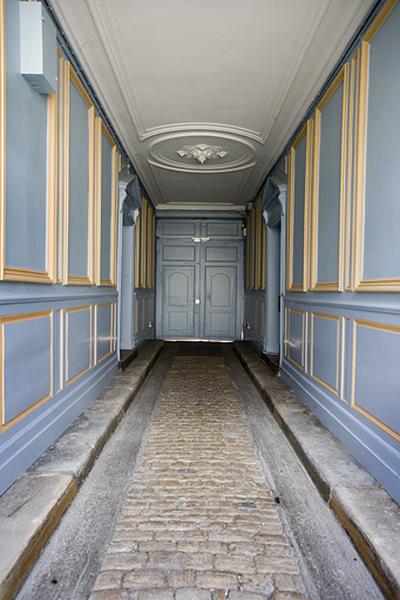 Logis principal : vue rapprochée du passage cocher depuis la cour.
