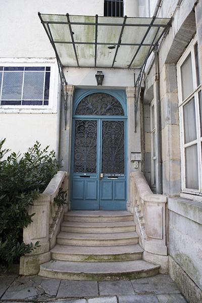 Détail de la porte d'entrée de l'escalier situé dans l'aile droite sur cour.