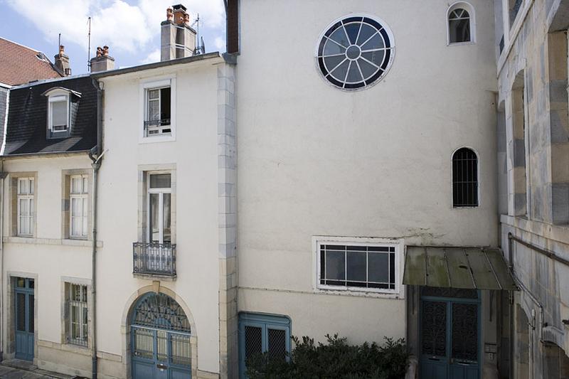 Vue d'ensemble de l'aile droite sur cour.