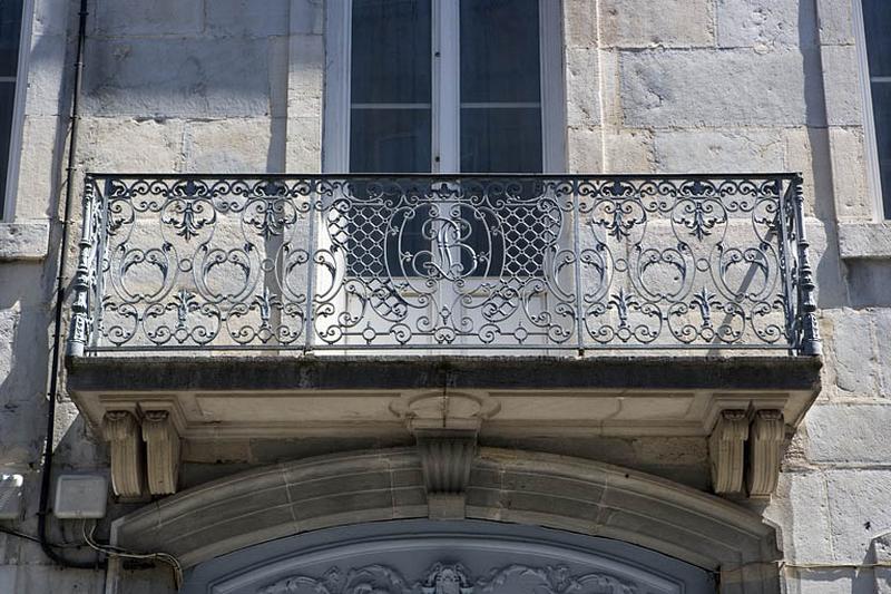 Logis principal : détail du balcon situé au-dessus du portail d'entrée.