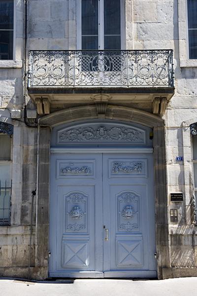 Logis principal : détail du portail d'entrée.