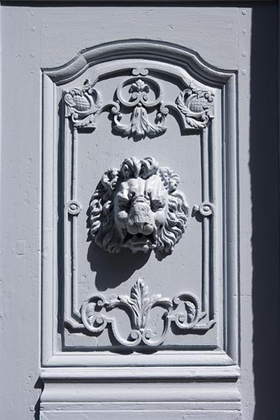 Logis principal : détail d'un panneau des vantaux du portail d'entrée.
