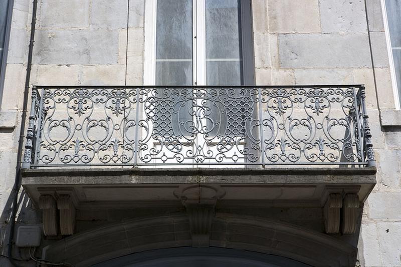 Logis principal : détail du balcon au-dessus du portail d'entrée.