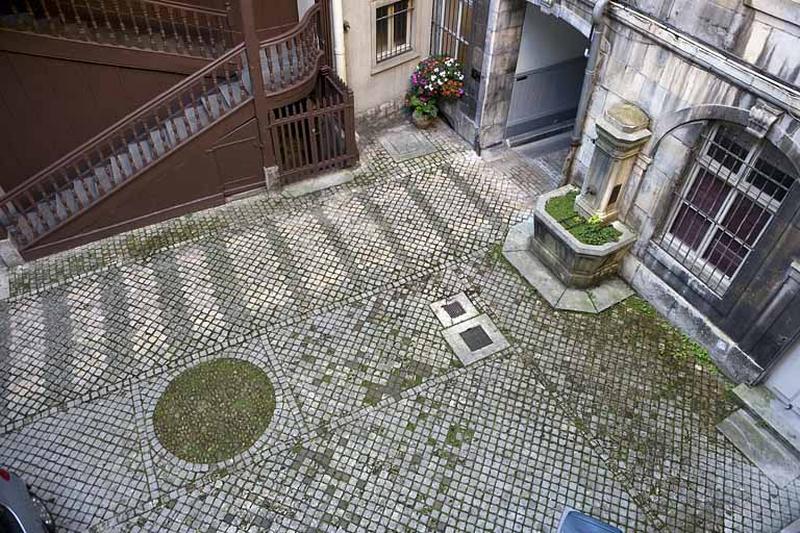 Détail du pavage de la première cour depuis l'escalier droit.