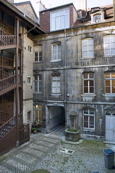 Vue du logis secondaire au fond de la première cour depuis l'escalier droit.