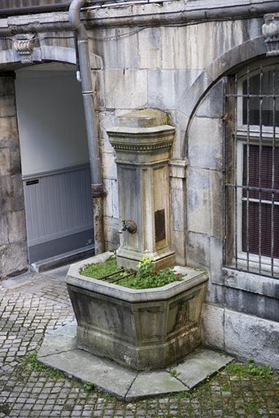 Détail de la borne fontaine située dans la première cour.