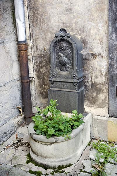 Détail de la borne fontaine située dans la deuxième cour.