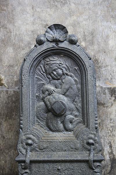 Détail de la partie supérieure de la borne fontaine située dans la deuxième cour.