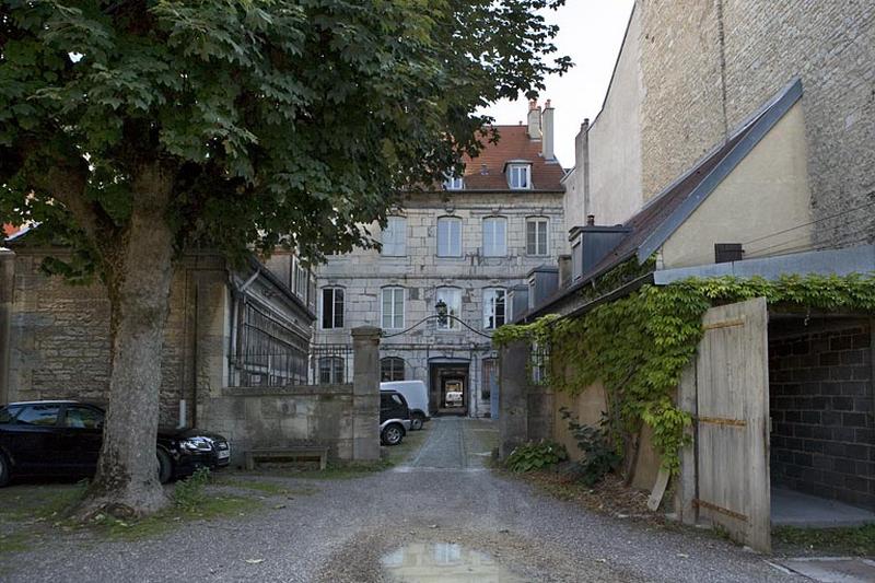 Vue d'ensemble des bâtiments depuis le fond de la parcelle.