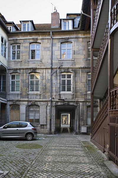 Vue d'ensemble de la façade postérieure du logis principal depuis le fond de la première cour, de face.