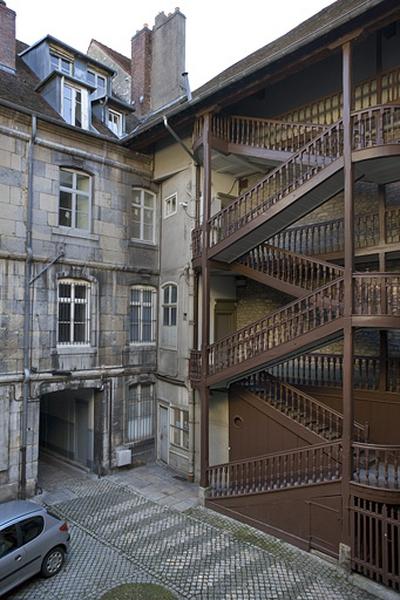 Vue de la façade postérieure du logis principal et de l'escalier gauche depuis le fond de la première cour.