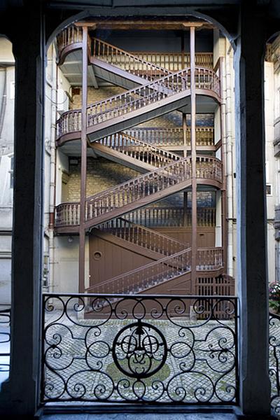 Vue de l'escalier à cage ouverte gauche, de face, depuis l'escalier droit.