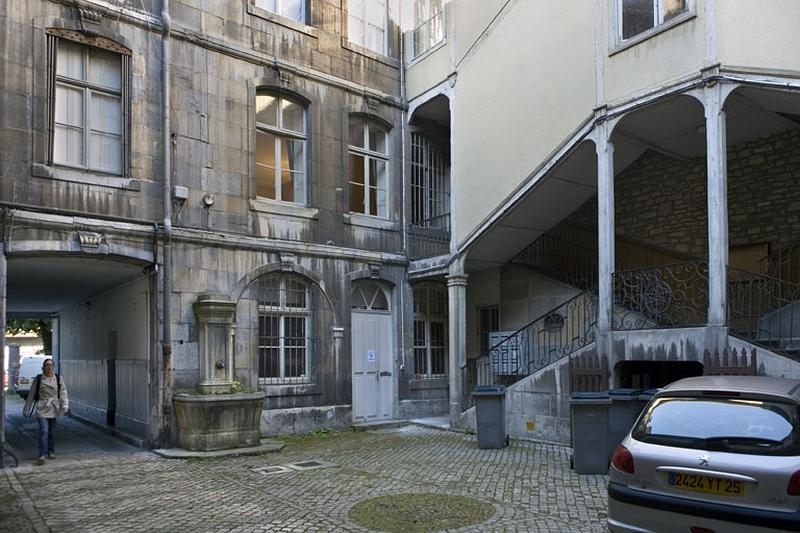 Vue de l'escalier à cage ouverte droit et du logis secondaire, de trois quarts gauche, depuis l'entrée de la première cour.