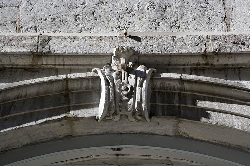 Portail d'entrée : détail de la clé de l'arc.