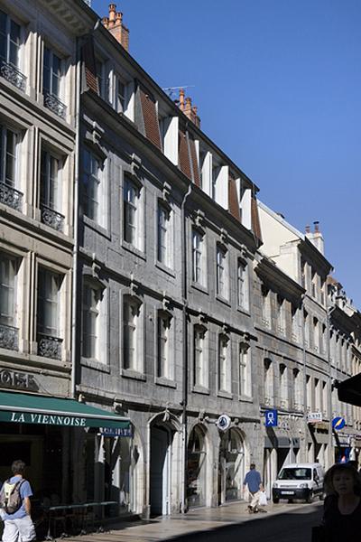 Vue d'ensemble du logis principal depuis la rue, de trois quarts gauche.
