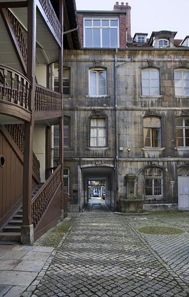 Vue d'ensemble de l'escalier gauche et du logis secondaire depuis l'entrée de la première cour.