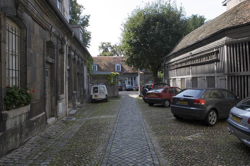 Vue d'ensemble des bâtiments situés dans la deuxième cour.