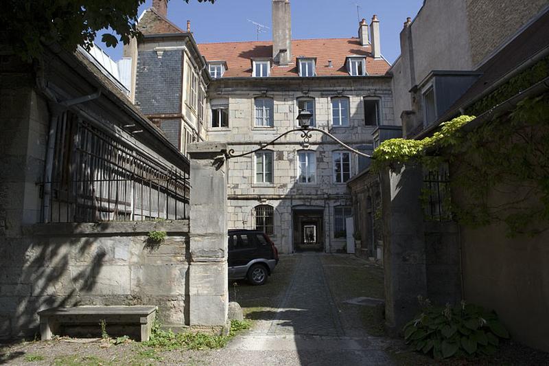 Vue de la façade postérieure du logis secondaire depuis l'entrée de la troisième cour.