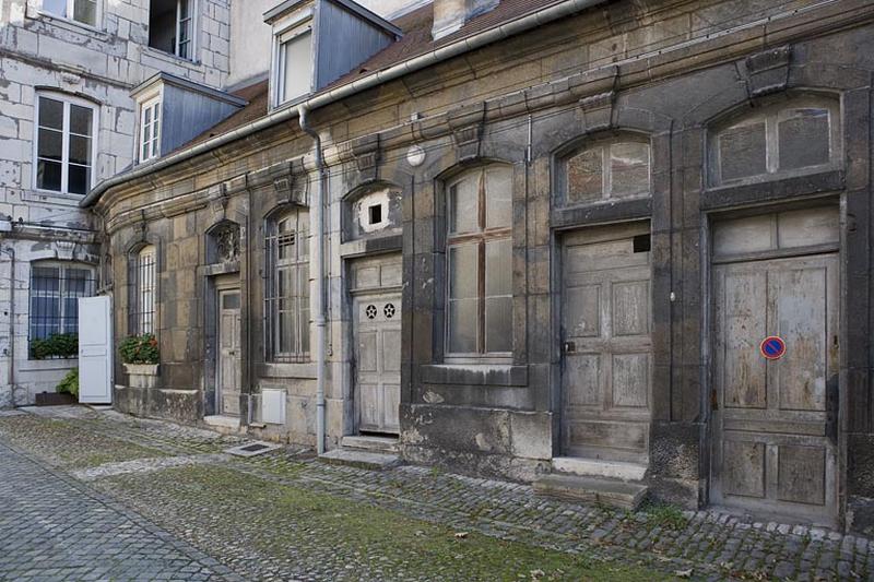 Vue du bâtiment des communs de trois quarts droit.