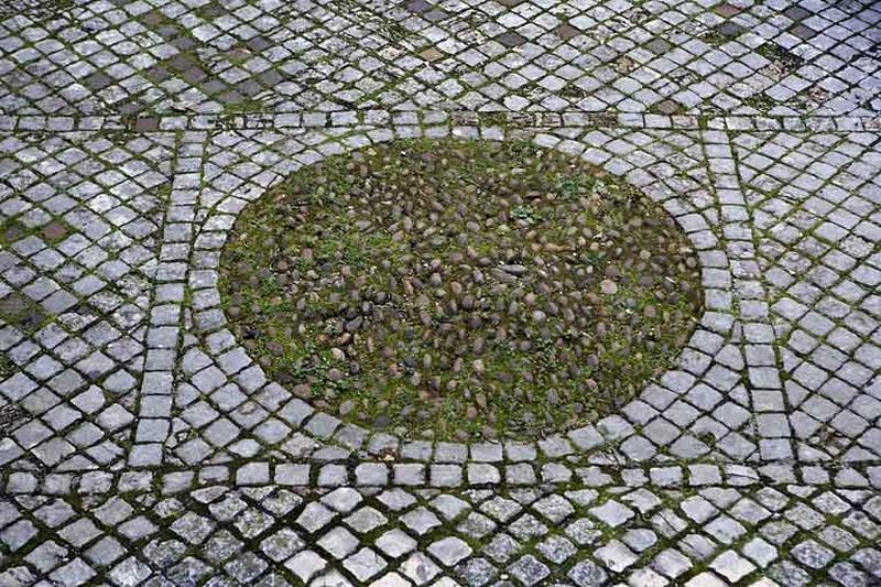Pavage de la première cour : détail du motif central.