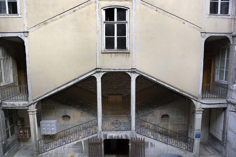 Vue d'ensemble de l'escalier à cage ouverte droit, de face, depuis l'escalier gauche.